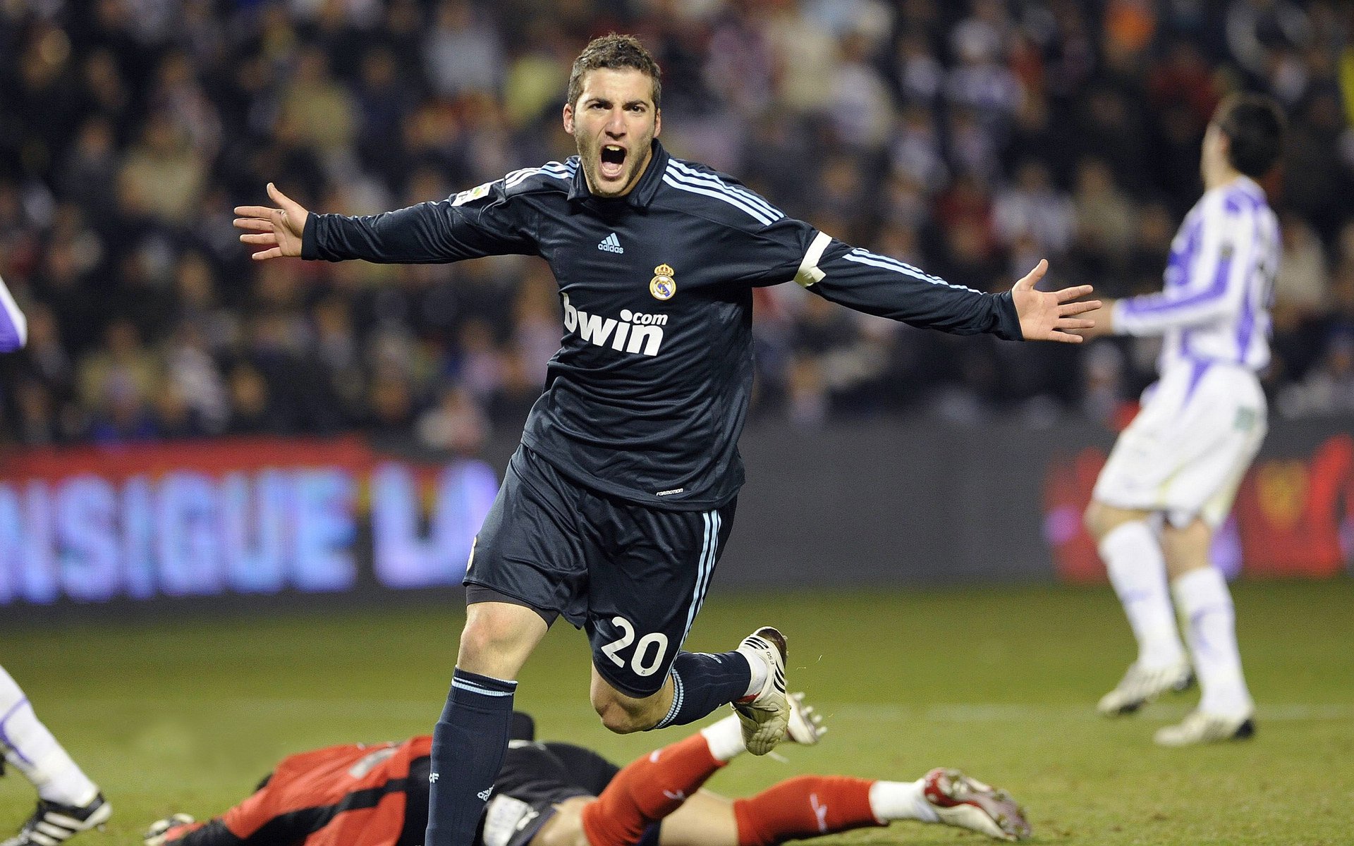 反败为胜引发热议！，德约科维奇在阿森纳比赛中反败为胜赛场气氛高涨