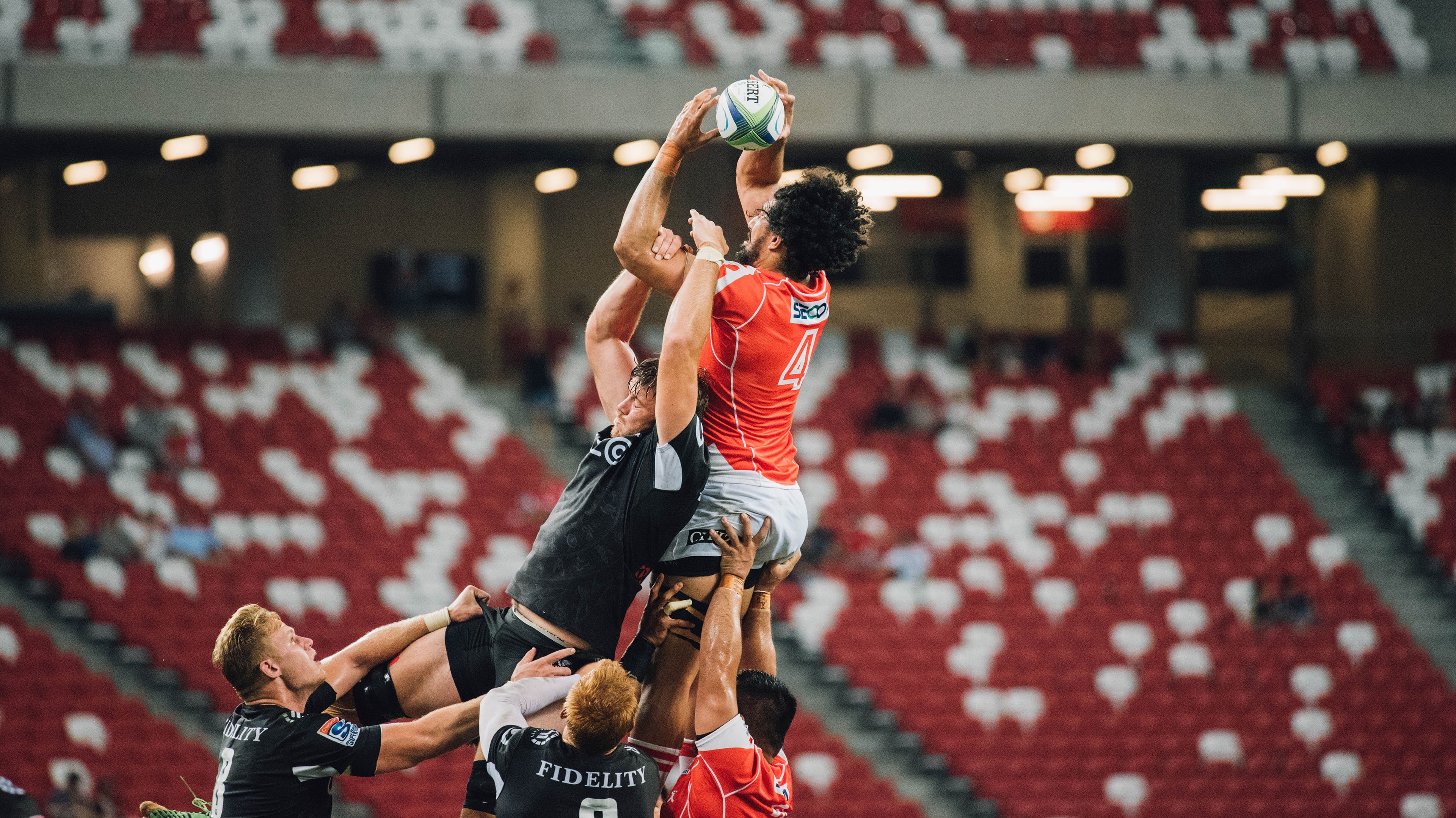 西亚卡姆重返赛场：首场状态出色，勇士观众沸腾，比赛高潮迭起